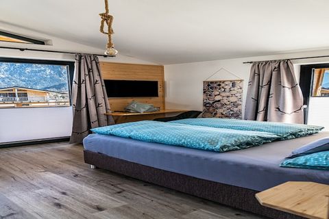 Luxe midden in de bergen: Vakantiechalet met eigen sauna en hot tube op een rustige locatie op 650 m boven de zeespiegel i Inzell. Het chalet is liefdevol ingericht en biedt voldoende ruimte voor maximaal zes personen. Een gezellige keuken, ruime bad...