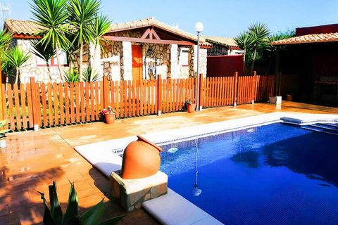 Esta acogedora villa en Conil de la Frontera ofrece un refugio tranquilo con piscina privada, ideal para familias. El chalet de 80 m² cuenta con dos dormitorios que ofrecen un ambiente tranquilo con cómodas camas. La villa dispone de aire acondiciona...