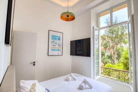 Ce tout nouvel appartement T2 offre un refuge serein et moderne à seulement 10 minutes à pied du Palais des Congrès de Cannes, qui accueille des événements de renommée mondiale comme le Festival de Cannes et le Mipim. Surplombant le paisible jardin d...