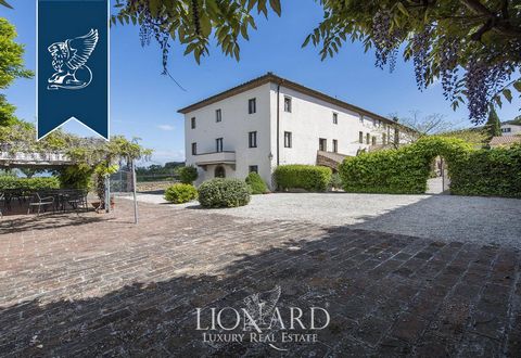 In Umbria, a breve distanza dalla celebre Perugia, si trova attualmente in vendita questo palazzo storico di lusso con vista fronte Lago Trasimeno.  Con una superficie interna di circa 3.000 mq, il palazzo si dispone su tre livelli e sfoggia una cara...