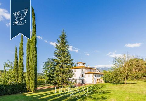 Tra le colline toscane, a brevissima distanza da Firenze, questo splendido agriturismo in vendita è immerso tra le piantagioni, gli oliveti, i boschi e i giardini in fiore che caratterizzano queste zone. Il nucleo originario dell'elegante propri...