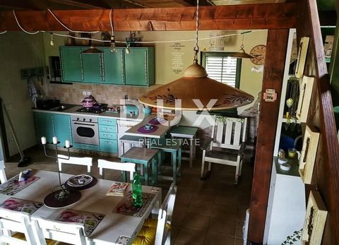 Location: Zadarska županija, Poličnik, Briševo. ZADAR, BRIŠEVO - Farm with a beautiful prefabricated house! - 15000m2 Agricultural land with a house and infrastructure for various activities Agricultural land of approximately 15,000 m2, ideal for agr...