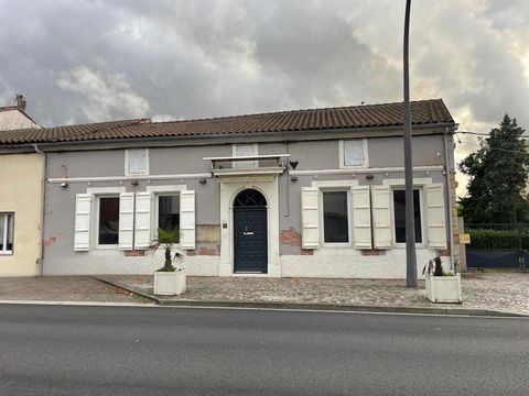 Découvrez cette charmante maison de ville située à Golfech (82400), offrant un cadre agréable sur un terrain arboré de 2000 m². Actuellement aménagée en restaurant, cette propriété peut facilement être transformée en une spacieuse résidence familiale...