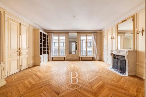 Situé au quatrième étage d'un immeuble ancien, appartement familial de 188m² proposant un beau potentiel de rénovation. Il se compose d'une galerie d'entrée qui dessert un salon, une salle à manger, deux chambres, une salle de bains, une troisième ch...