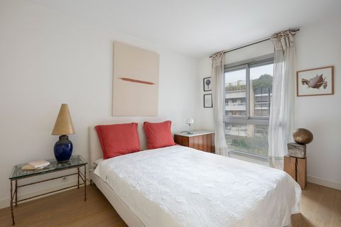 Discover this superb 100m² apartment in Boulogne-Billancourt, a spacious and bright place where comfort and style meet. Ideally located just minutes from Paris, this two-bedroom, two-bathroom apartment offers everything you need for a pleasant and co...