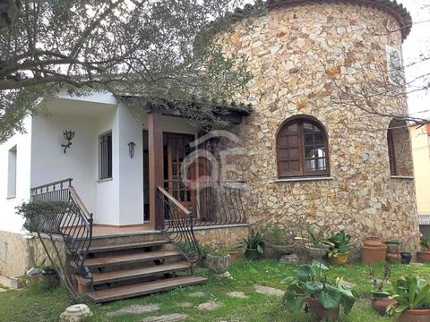 Schöne Villa mit hochwertiger Konstruktion, aus den 70er Jahren, meist auf einer Etage verteilt, mit Garage und flachem Garten rund um das Haus. Es befindet sich in der Nähe des Strandes und aller Dienstleistungen der Stadt Sant Antoni de Calonge; un...