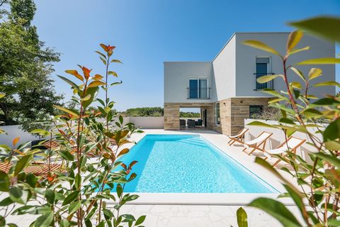 Luxe villa met zwembad en sauna te koop in Vrsi, Nin Riviera Prijs : € 650,000 Locatie: Vrsi, Nin Riviera, District Zadar, Kroatië Vastgoedoverzicht: Deze nieuw gebouwde villa, voltooid in 2023, biedt een harmonieuze mix van moderne luxe en comfort, ...