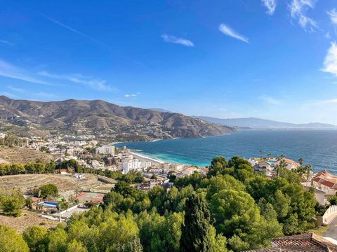 ste chalé con espléndidas vistas al mar está situado a tan solo unos minutos andando de la playa y restaurantes. Se encuentra en una urbanización de lujo cerca del centro de Almuñécar, en 5 minutos en coche. En la planta principal encontrará todas la...