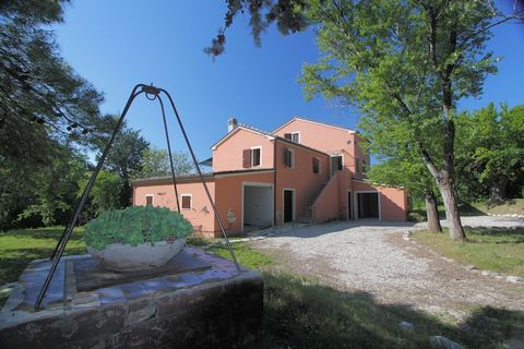 Dit vakantiehuis biedt de perfecte balans tussen natuur en de rust van het platteland, en de stranden en de zee. Het bevindt zich in Cossignano en beschikt over 4 slaapkamers en een privézwembad. Ideaal voor een familievakantie. De zee ligt op een kl...