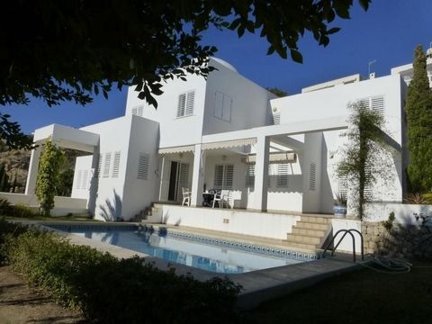 Luxury villa located in the exclusive area of Montiboli in Villajoyosa, with beautiful sea views. Modern style house, built with top quality materials, with 3 bedrooms, 1 office, living room (bedroom) and 1 service bedrooms in the basement. Large kit...