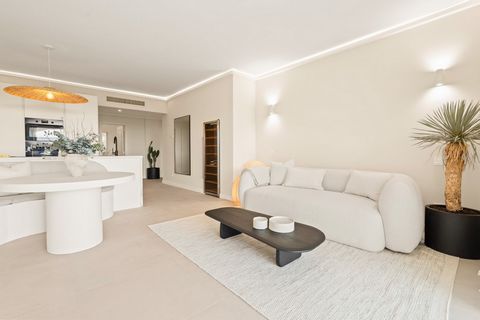 This renovated 3-bedroom, apartment with an additional is located in a peaceful, gated urbanisation in La Quinta. Spanning 140 m2 of built space, the apartment features an open-plan living area that extends to a covered terrace, perfect for enjoying ...