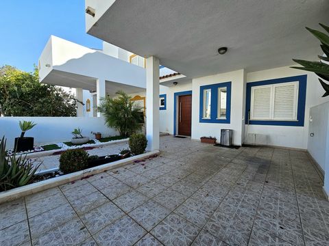 Villa de 3 dormitorios situada en la urbanización Quinta das Âncoras, cerca de la Ría Formosa y del parque natural, es una urbanización muy tranquila y agradable con jardines públicos, pista polideportiva y zonas deportivas, cerca de supermercados y ...