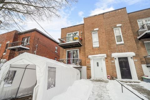 Dúplex adosado de 2 X 5 1/2 apartamentos, situado en Côte-des-Neiges/Notre-Dame-de-Grâce, cerca del parque Mont-Royal y a 2 esquinas de la estación de metro Côte-des-Neiges. ¡También cerca de todos los servicios y comodidades, restaurantes y mucho má...