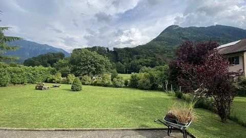 In Faverges, close to shops and the village center, close to Lake Annecy, in a quiet area, very pretty single storey apartment in a house comprising 2 apartments, large entrance, 2 beautiful bedrooms, 1 bathroom, large living room with fully equipped...