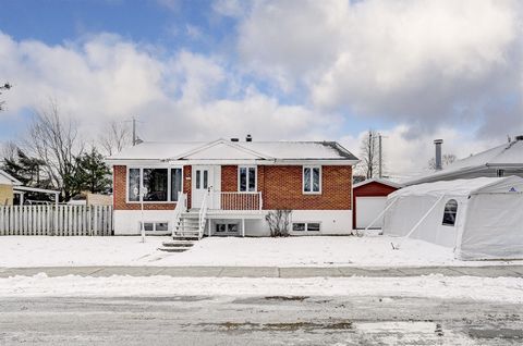 Single-family home for sale in Charlesbourg, perfect for families, DIY enthusiasts, or entrepreneurs. This property features 5 bedrooms, including 2 in the basement, and a separate entrance, ideal for setting up a rental unit or workspace. With a ren...