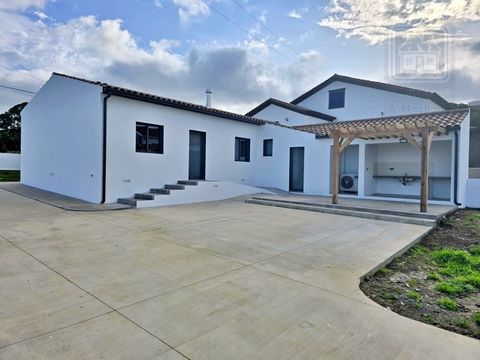 Excelente villa de 3 dormitorios en venta, totalmente rehabilitada, construida en una sola planta, ubicada en la tranquila parroquia de Lomba da Fazenda, en el municipio de Nordeste, isla de São Miguel, Azores. Insertada en un terreno con 1443 m², es...