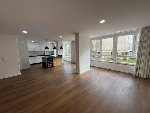 Entdecken Sie diese herrliche 3-Zimmer-Wohnung mit 144,5 m² (Garage inklusive), komplett renoviert und bereit zum Debüt! Diese Immobilie befindet sich in der prestigeträchtigen Gegend von Portela und bietet die perfekte Balance zwischen Komfort, Mode...