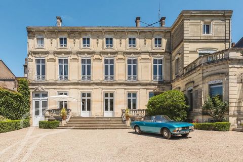 Situé dans une rue prisée de Libourne, à proximité immédiate des commodités et du centre historique, John Taylor est fier de vous présenter cet hôtel particulier exceptionnel datant de la fin du XVIIIe siècle, avec un magnifique jardin arboré de 1 15...