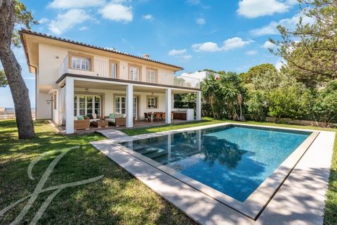 De villa in het bijzonder is een echt juweeltje vanwege de bevoorrechte locatie, met prachtig uitzicht op de zee en de bergen. Bij binnenkomst valt de houten vloer op, die zich door het hele huis uitstrekt. De open haard in de woonkamer zorgt voor ee...