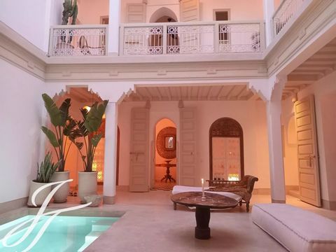 This property is enviably located in a central and touristy part of the UNESCO listed Medina of Marrakech, with a parking-lot a mere 2 minutes walking distance. Recently renovated with great care and taste by its current owners, the Riad comprises ov...