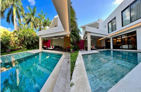 ARCO227 Vanessa Gurza House with terrace and private pool, for sale, 10 de Abril, Cozumel   House with magnificent lighting, large spaces and large terrace with pool that allows you an indoor-outdoor lifestyle.   PRIVATE POOL Enjoy your own oasis wit...