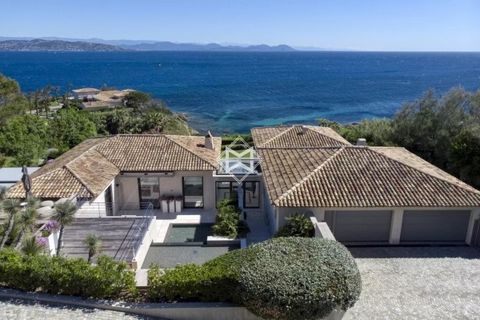 Within the prestigious Parcs de Saint-Tropez gated estate, superb modern-inspired property facing the sea. Benefiting from a panoramic view of the sea and the Gulf of Saint-Tropez, the property has generous volumes with a surface area of approximatel...