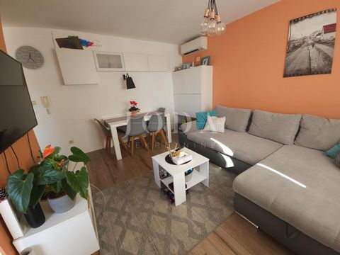 Location: Primorsko-goranska županija, Krk, Krk. Two-bedroom apartment for sale on the first floor of a residential building in the city of Krk. The apartment of 57.35 m2 consists of a hallway, a storage room, two bedrooms, a bathroom, a kitchen with...