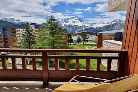 The studio in Les Deux Alpes has capacity for 4 persons. Accommodation of 33 m² homely and is very light, located on at the foot of the ski slope, It has mountain. The property is located 50 m ski resort and it is located in a a family-friendly zone ...