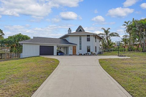 Eingebettet in die malerischen Klippen des Hobe Sound bietet dieses atemberaubende, maßgeschneiderte 4/2-Haus mit neuem Dach im prestigeträchtigen Papaya Village einen perfekten Rückzugsort für Naturliebhaber. Das Haus liegt auf über einem halben Hek...