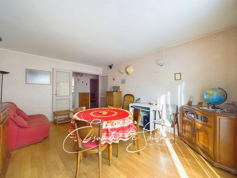 Au cœur d’une résidence calme et soigneusement entretenue, avec gardien, découvrez cet appartement de 3 pièces, 59 m², idéalement situé au 4? étage avec ascenseur. Traversant et baigné de lumière grâce à son exposition Sud-Ouest côté séjour, ce bien ...