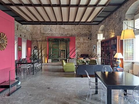 The agency Marie MIRAMANT, specialized in character and luxury real estate offers in the heart of the historic center of Avignon, close to the Palais des Papes, an exceptional apartment of 258 m 2, whose origins date back to the 12th century, former ...