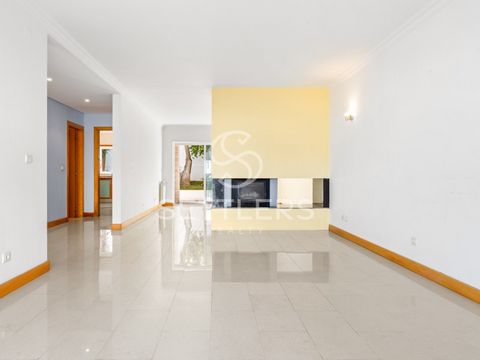 3-Bedroom Semi-Detached House, located in a condominium of 7 houses with a swimming pool and garden, in Alvide, Cascais. With a gross private area of 168m², it is spread across 4 floors as follows: Ground Floor: Entrance hall, living room (38.9 m²) w...