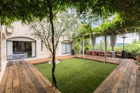 De patio. Stijlvolle villa van 300m², met prachtige tuin, terras en zwembad. Ruim interieur, hoogwaardige apparatuur. en modern comfort. Rustige en exclusieve omgeving, aan de voet van het Luberon-massief. 7 slaapkamers die plaats bieden aan 12 perso...