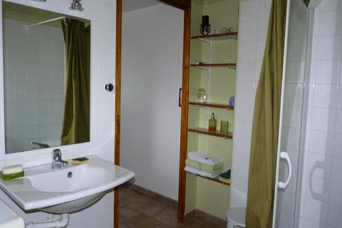 Rez-de-chaussée : - cuisine bien équipée (lave-vaisselle, micro-ondes), - séjour-salon avec cheminée (bois fourni), TV TNT, - 1 chambre (1 lit 2 personnes), - salle d'eau avec wc accessibles aux personnes à mobilité réduite, lave-linge. A l'étage : -...