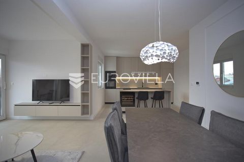 Osijek, Retfala, Rent an attractive four-room apartment 84 m² in a new building, located in a quiet part of Osijek near the new stadium. The apartment is fully furnished and consists of: spacious living room with dining room and kitchen, three bedroo...