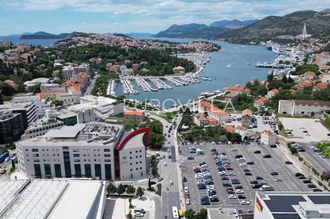 Dubrovnik, Gruž - storage area of 48 m2 with a garage parking space of 12 m2 in the business center of Dubrovnik, near all the necessary facilities. The space is located in the basement of an office building and has access to vehicles. The space has ...