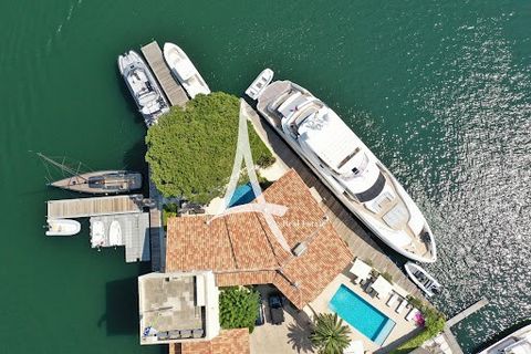 Sole Agent Mandate - Built in 1969 by renowned architect François SPOERRY as his personal home, this exceptional building offers one of the largest private water frontages (100m) on the Côte d'Azur, and an unique boathouse with direct access to the l...