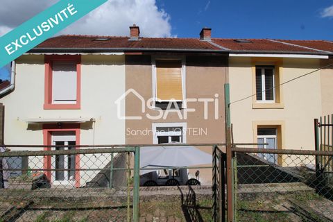 En exclusivité Sandrine Hostein de Safti vous présente: Située à Thil, cette charmante maison se niche dans une rue paisible, offrant un cadre de vie calme et agréable à ses habitants. Proche du Luxembourg, elle bénéficie d'un emplacement stratégique...