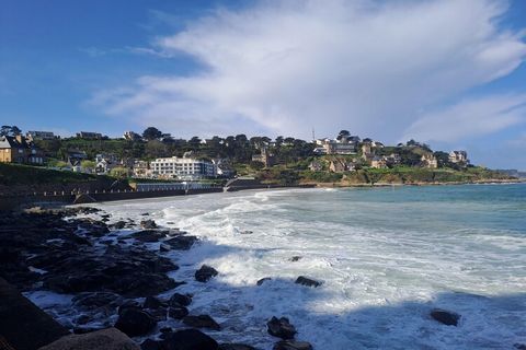 Questa casa vacanze arredata in modo confortevole offre una fantastica vista sulla baia di Perros Guirec da quasi tutte le stanze e dall'ampio giardino recintato. Posizione molto tranquilla alla fine di una strada senza uscita. In pochi minuti si può...