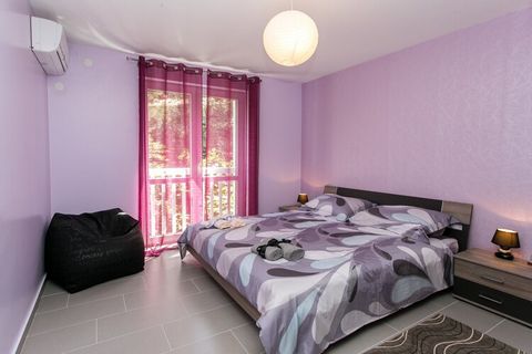 Lapad Bay Apartment Black is located on the Lapad Peninsula in the town of Dubrovnik. Location is perfect for guests who love to enjoy the sun and the sea, being close to the touristic center, but far enough to avoid the crowds. Apartment Lapad Bay i...