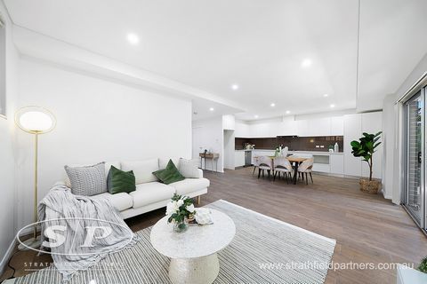 Abbandona l'auto! Godetevi questa residenza estremamente spaziosa con 3 camere da letto, perfetta per le giovani famiglie, che offre una miscela ideale di vita contemporanea e comodità, situata a 2 minuti a piedi dalla stazione di Flemington. Questo ...