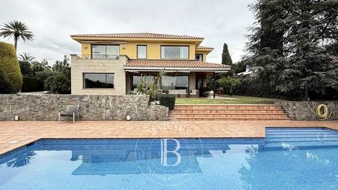 Barnes International presents this exceptional villa in the prestigious residential area of Can Teixidó, El Masnou, one of the most exclusive neighborhoods in Maresme. With 532 m² of built space on a 1,200 m² plot, this property combines privacy, spa...