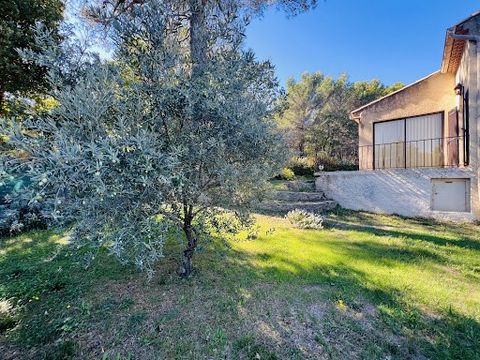 Juristimmo presents this traditionally built villa nestled in a dominant position, in a quiet area, and in a very popular village, 10 minutes from Vaison La Romaine. A true haven of peace! In a residential area without nuisances, easy to large volume...