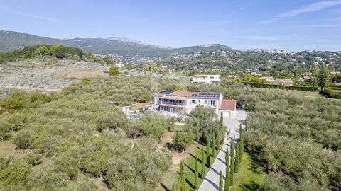 Imagine yourself immersed in the heart of a Van Gogh painting, surrounded by absolute peace and quiet, when you walk through the doors of this magnificent, light-filled villa of around 300 m2, nestling in the middle of a vast olive grove. Perched in ...