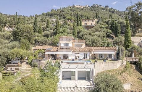 In a dominant position and in perfect peace and quiet, this magnificent family villa offers panoramic views of the sea and the hills. The house welcomes you with an elegant entrance hall leading to a spacious living area. This includes a double livin...