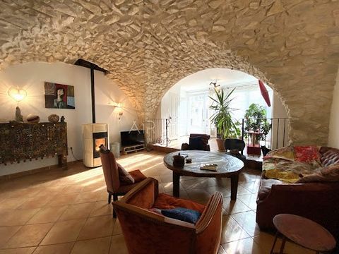 Discover the authentic charm of this old house in Mérindol, in the heart of a village in the South Luberon. AIR Property Provence presents this village house with 126 m2 of living space and two courtyards. Imagine enjoying the Provençal way of life a...