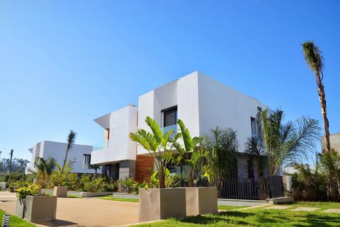 Located in Casablanca. Discover this stunning standalone villa with a modern and contemporary design, located in the sought-after neighborhood of Bouskoura. With a generous living space of 570 m², this unique property offers luxurious and spacious li...