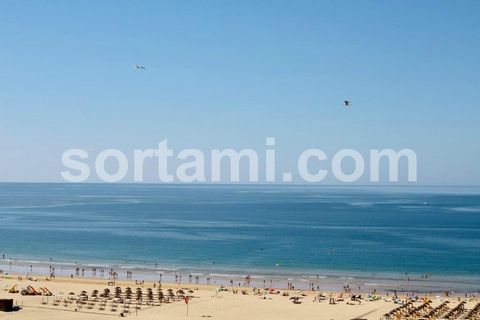 Fantastisches Penthouse mit Meerblick in Praia da Rocha! Penthouse mit drei Schlafzimmern, Garage und Meerblick in Praia da Rocha, Portimão. In der Ausbauphase mit viel Sonneneinstrahlung, Südlage. Die Wohnung besteht aus einer Eingangshalle, einem W...