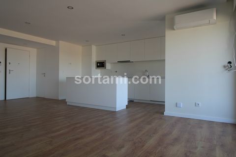 Luxurious three bedroom Penthouse apartment in the centre of Porto! The apartment comprises an open space kitchen with lacquered furnitures, equipped with Bosh appliances, a living room, one bedroom en- suite and two bedrooms with built-in wardrobes....