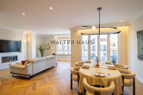 Walter Haus présente ce magnifique appartement extérieur d'une superficie de 311 m², situé au sixième étage d'un immeuble en face de l'emblématique parc du Retiro. La distribution de la maison est exceptionnelle, avec un grand salon, salle à manger, ...